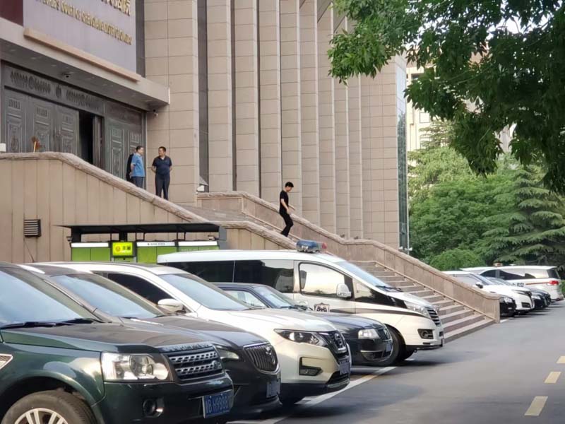 當(dāng)合法建造的養(yǎng)殖場被強(qiáng)制拆遷后怎么辦？崇明律師：可以要求這些賠償